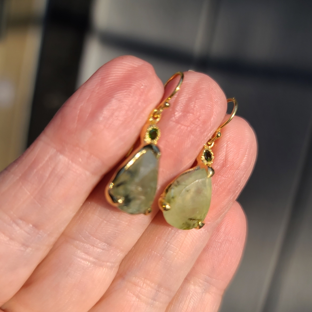 Prehnite & Chrome Diopside teardrop gold earrings - Picture 3 of 7